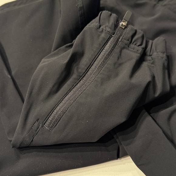 Lululemon Adapted State High Rise cropped Jogger in good condition ππποΈποΈ - Picture 9 of 9